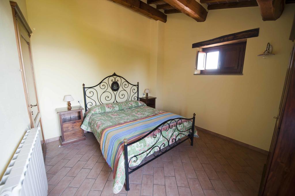 Agriturismo Tenuta Di Biscina ภายนอก รูปภาพ